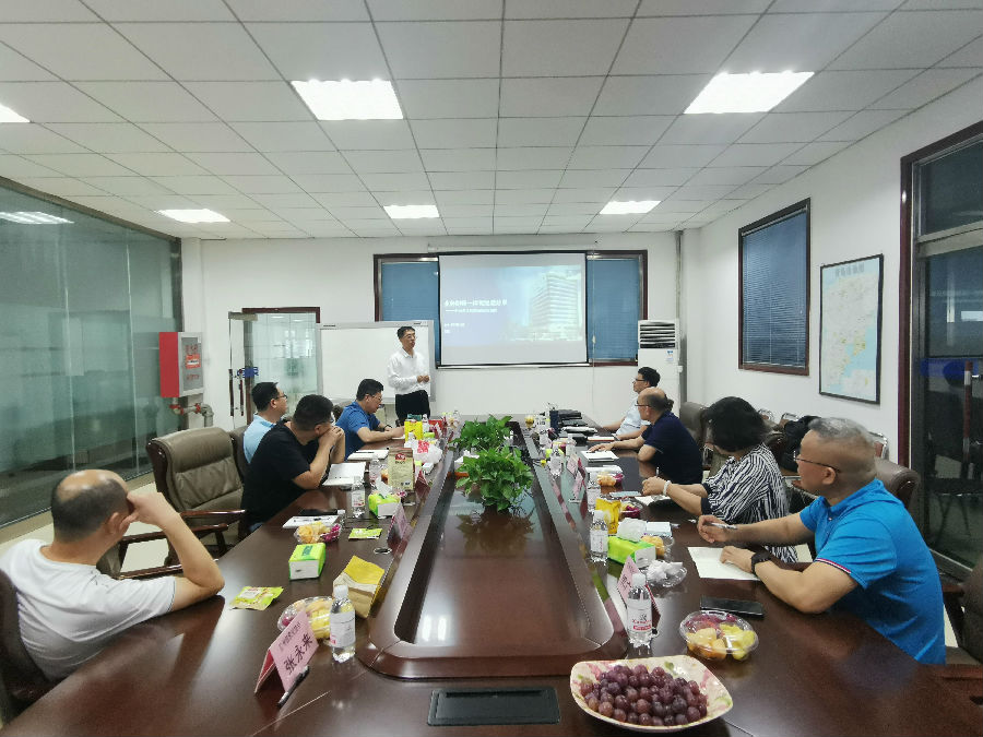 王毅正面全.jpg